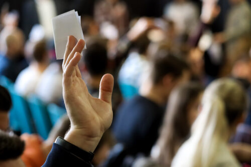 Demokratie - Abstimmung per Hand
