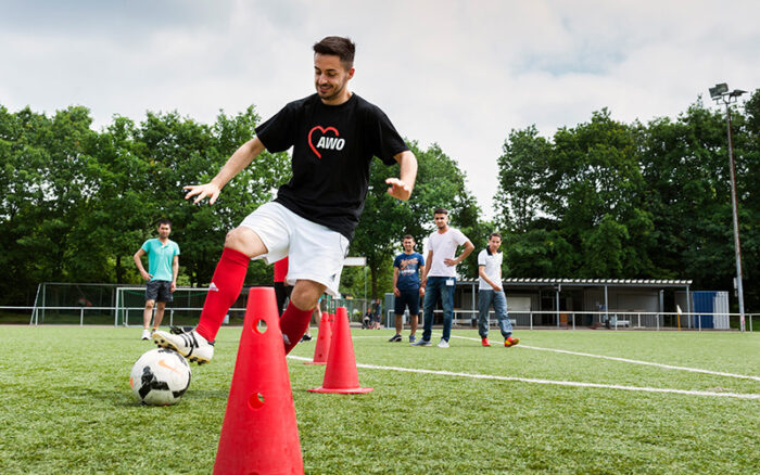 Fußballspieler mit AWO-Shirt