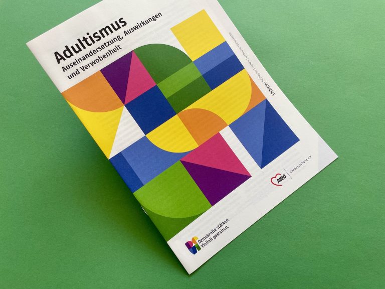 Eine Broschüre von DEVI und AWO. Darauf steht: "Adultismus - Auseinandersetzung, Auswirkungen und Verwobenheit".
