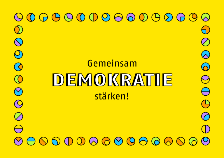 Eine glebe Postkarte auf der steht "Gemeinsam Demokratie stärken".