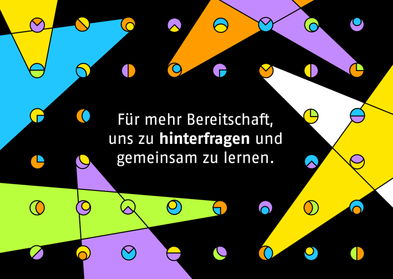 Eine schwarze Postkarte mit verschiedenen bunten Elementen auf der steht: "Für mehr Bereitschaft, uns zu hinterfragen und gemeinsam zu lernen.".