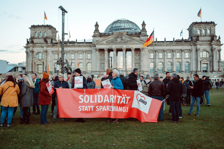 Solidarität statt Sparzwang - Demo mit AWO-Banner vor dem Reichstag