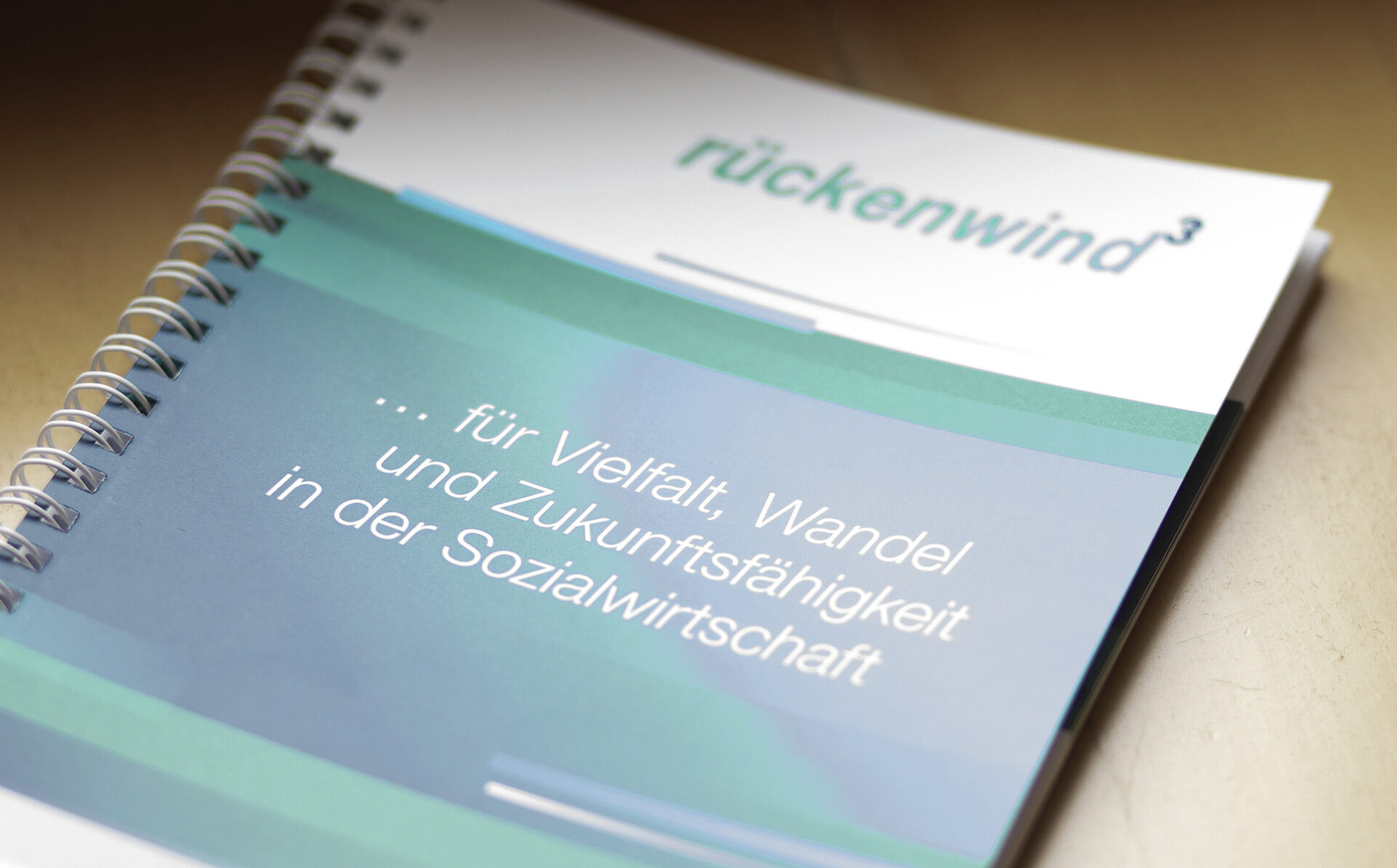rückenwind³ Block mit Aufschrift "...für Vielfalt, Wandel und Zukunftsfähigkeit in der Sozialwirtschaft"