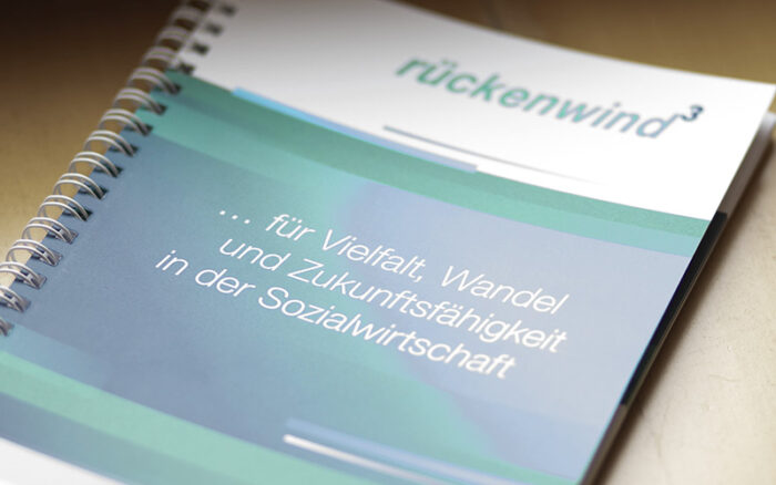 rückenwind³ Block mit Aufschrift "...für Vielfalt, Wandel und Zukunftsfähigkeit in der Sozialwirtschaft"