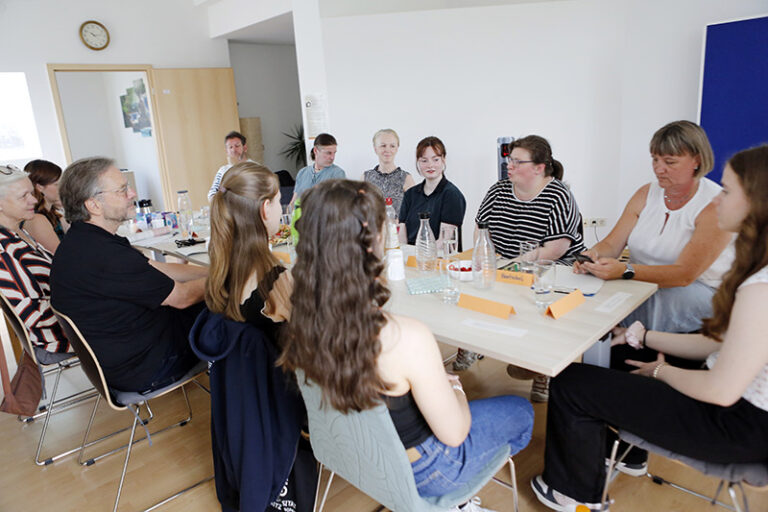 AWO-Präsident Michael Groß und Isolde Drosch, Referentin für Bürgerschaftliches Engagement im Bundesverband, zu Gast beim AWO-Projekt Schülergericht Kreisverbands Chemnitz und Umgebung