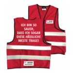 rote Warnweste mit "AWO gegen Rassismus"-Logo und Aufschrift "Ich bin so sauer, dass ich sogar diese hässliche Weste trage!"