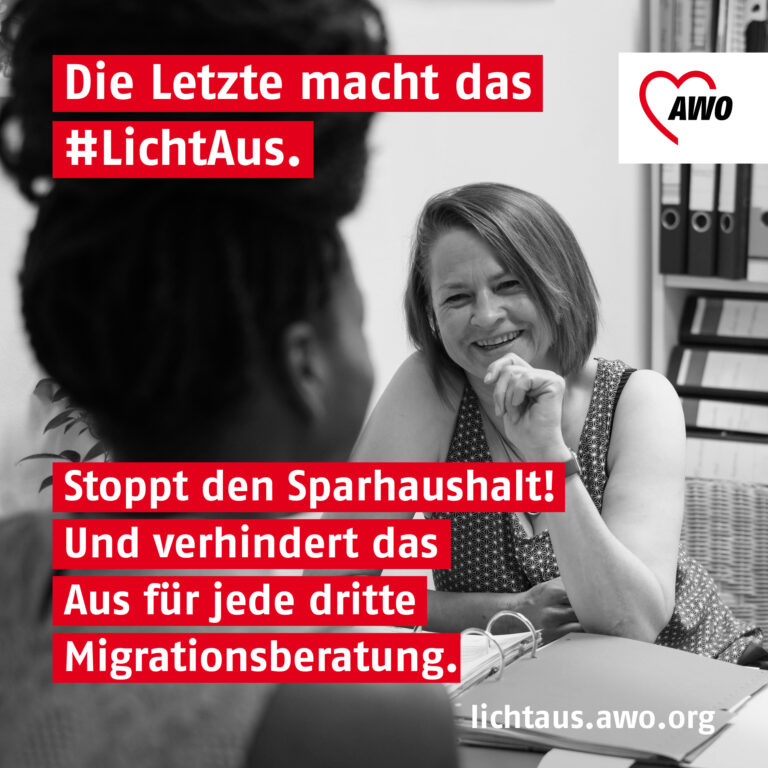Zwei Frauen sitzen in einem Büro an einem Tisch und reden miteinander. Auf dem Bild steht der Text "Die Letzte macht das #LichtAus. Stoppt den Sparhaushalt! Und verhindert das Aus für jede dritte Migrationsberatung." Unten steht der Link 2lichtaus.awo.org"