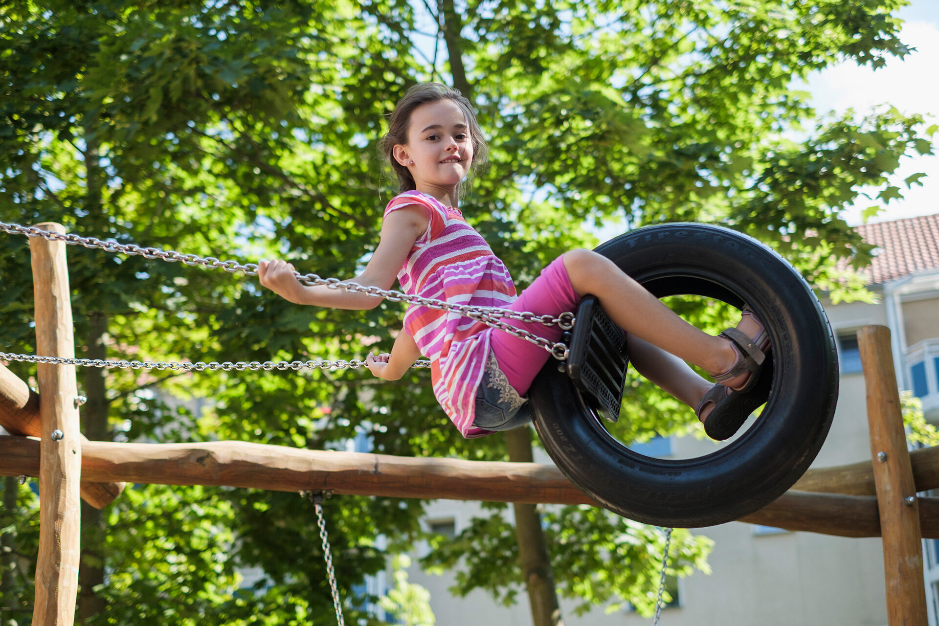 Mädchen auf einer Reifenschaukel