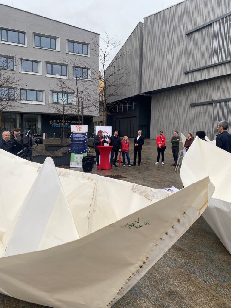 XXL-Faltboote bei der Auftaktveranstaltung des Bezirksverbands vor dem Haus der Bayerischen Geschichte in Regensburg