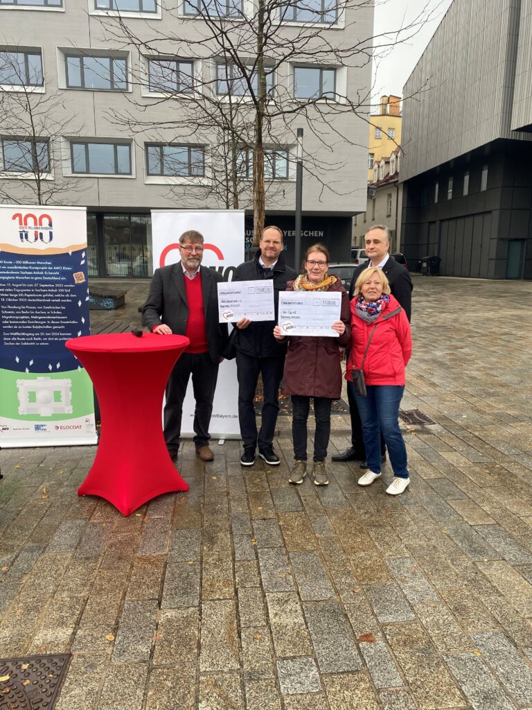 Spendenübergabe an Sea-Eye und AWO International, von links: Bezirksvorsitzender Bernhard Feuerecker, Bezirksgeschäftsführer Alexander Trapp, Doris Luther von Sea-Eye, Stadtrat und Vertreter der Regensburger Oberbürgermeisterin Dr. Thomas Burger, stellv. Bezirksvorsitzende Olga Wesselsky