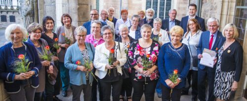 Die Preisträger*innen des Martha-Fuchs-Engagement-Preises gemeinsam mit Dr. Thorsten Kornblum (Oberbürgermeister der Stadt Braunschweig; hintere Reihe, 1. von rechts), Wilhelm Schmidt (AWO-Ehrenvorsitzender; hintere Reihe, 2. von rechts), Bodo Seidenthal (Präsidiumsmitglied beim AWO-Bezirksverband Braunschweig und stellvertretender Präsidiumsvorsitzender des AWO-Kreisverbandes Helmstedt; mittlere Reihe, 2. von rechts), Rifat Fersahoglu-Weber (Vorstandsvorsitzender des AWO-Bezirksverbands Braunschweig; mittlere Reihe, 5. von links) und Gabriele Siebert-Paul (Präsidiumsvorsitzende des AWO-Bezirksverbandes Braunschweig; rechts)