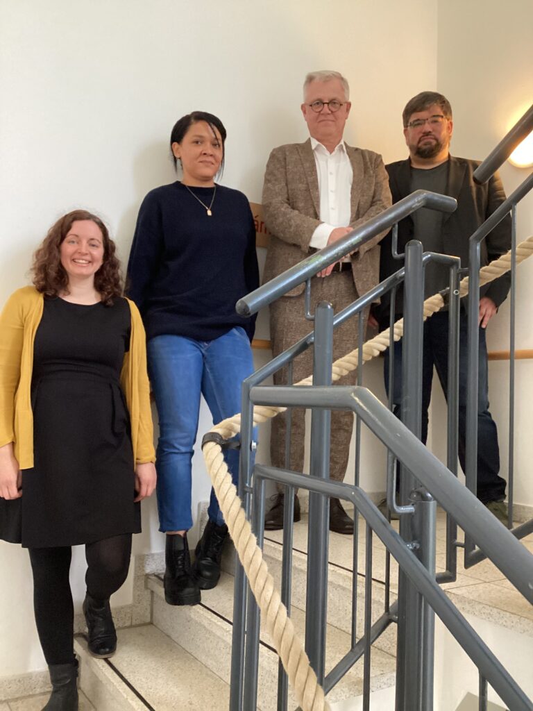 Im November 2023 besuchte Landtagsmitglied und Sprecher für Arbeit, Flucht und Religionspolitik der Grünen-Fraktion Benjamin Rauer (rechts) die AWO Kindertagesstätte Moenkamp in Bielefeld, um vor Ort einen Einblick in die Arbeit der Integrationsbegleiterinnen zu gewinnen. Begleitet wurde der Besuch von Projektleiterin Franziska Eisenhuth, Einrichtungsleiterin Jacqueline Richter und Christoph Lützenkirchen vom Vorstand des AWO Bezirksverbandes OWL (von links).
