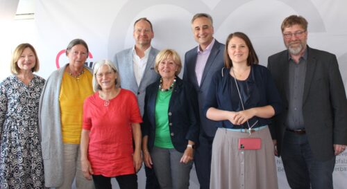 Pressegespräch in der Bezirksgeschäftsstelle Regensburg, von links: Landtagsabgeordnete Margit Wild, AWO-Präsidentin Kathrin Sonnenholzner, stellv. Bezirksvorsitzende Johanna Werner-Muggendorfer, Bezirksgeschäftsführer Alexander Trapp, stellv. Bezirksvorsitzende Olga Wesselsky, Stadtrat und Vertreter der Regensburger Oberbürgermeisterin Dr. Thomas Burger, Bundestagsabgeordnete Dr. Carolin Wagner, Bezirksvorsitzender Bernhard Feuerecker