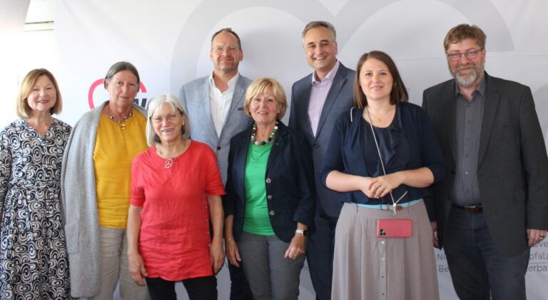 Pressegespräch in der Bezirksgeschäftsstelle Regensburg, von links: Landtagsabgeordnete Margit Wild, AWO-Präsidentin Kathrin Sonnenholzner, stellv. Bezirksvorsitzende Johanna Werner-Muggendorfer, Bezirksgeschäftsführer Alexander Trapp, stellv. Bezirksvorsitzende Olga Wesselsky, Stadtrat und Vertreter der Regensburger Oberbürgermeisterin Dr. Thomas Burger, Bundestagsabgeordnete Dr. Carolin Wagner, Bezirksvorsitzender Bernhard Feuerecker
