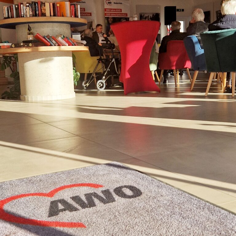Im Hermann-und-Luise-Albertz Wohndorf des AWO Kreisverbands Oberhausen fand der Auftakt der Veranstaltungsreihe „Das Land, in dem wir leben möchten“ statt. Intensiv wurde dort über das über das Grundrecht auf Wohnen diskutiert.