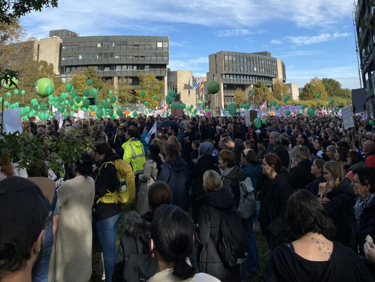 25.000 Menschen demonstrierten am 19. Oktober 2023 vor dem Landtag in Düsseldorf dafür, dass NRW sozial bleiben muss.