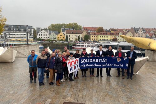 Vertreter*innen der Kreisverbände und Schulen mit Banner "Solidarität mit Menschen auf der Flucht"