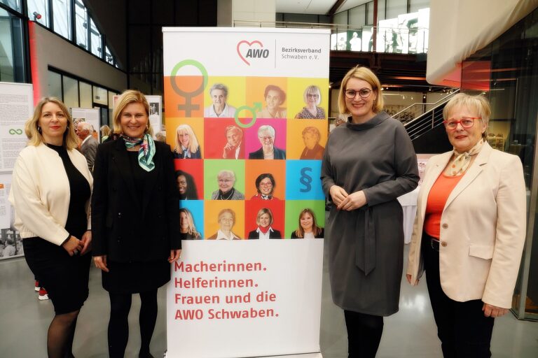 Eröffnung der Wanderausstellung „Macherinnen. Helferinnen. Frauen und die AWO Schwaben“ im Staatlichen Textil- und Industriemuseum Augsburg: (von links) Ausstellungskuratorin und Journalistin Isabel Krieger, die Gleichstellungsbeauftragte der AWO Schwaben und frauenpolitische Sprecherin der SPD-Landtagsfraktion, Dr. Simone Strohmayr, Augsburgs Oberbürgermeisterin Eva Weber sowie AWO-Schwaben-Präsidentin Brigitte Protschka