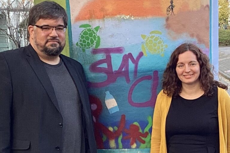 Integrationsbegleiterinnen in Kitas als Unterstützung für eingewanderte Kinder, Familien und Fachkräfte: Über den Erfolg des Projekts freuen sich Landtagsmitglied Benjamin Rauer und Projektleiterin Franziska Eisenhuth.
