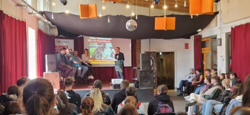 Das Oberhausener Kulturzentrum "Druckluft" bot den passenden Rahmen, um mit 90 Interessierten die Frage zu diskutieren: "Will ich freiwillig oder muss ich?". Die Antwort fiel eindeutig aus: Freiwillig sticht das soziale Pflichtjahr.