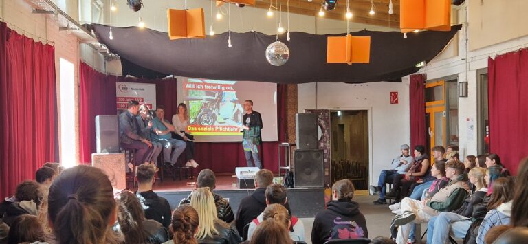 Das Oberhausener Kulturzentrum "Druckluft" bot den passenden Rahmen, um mit 90 Interessierten die Frage zu diskutieren: "Will ich freiwillig oder muss ich?". Die Antwort fiel eindeutig aus: Freiwillig sticht das soziale Pflichtjahr.