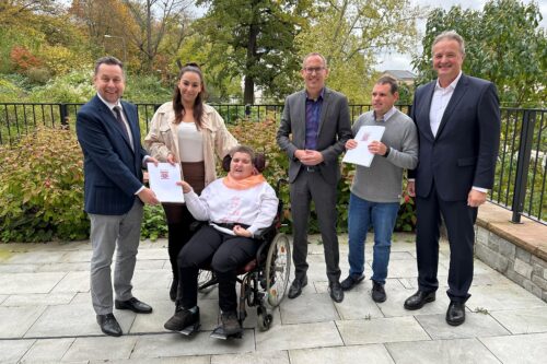 von links: Michael Vetter, Karima Ben Hamza, Minister Kai Klose, David Seip, Ulrich Bauch, vorne sitzend Sabine Bernhardt bei der Übergabe des Förderbescheids
