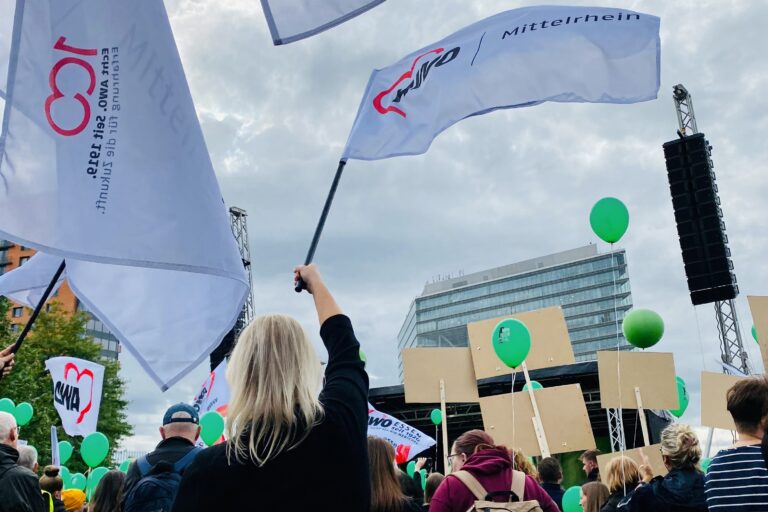 Mit gut 8.000 Menschen war die AWO bei einer der größten Demos vor dem NRW-Landtag dabei.