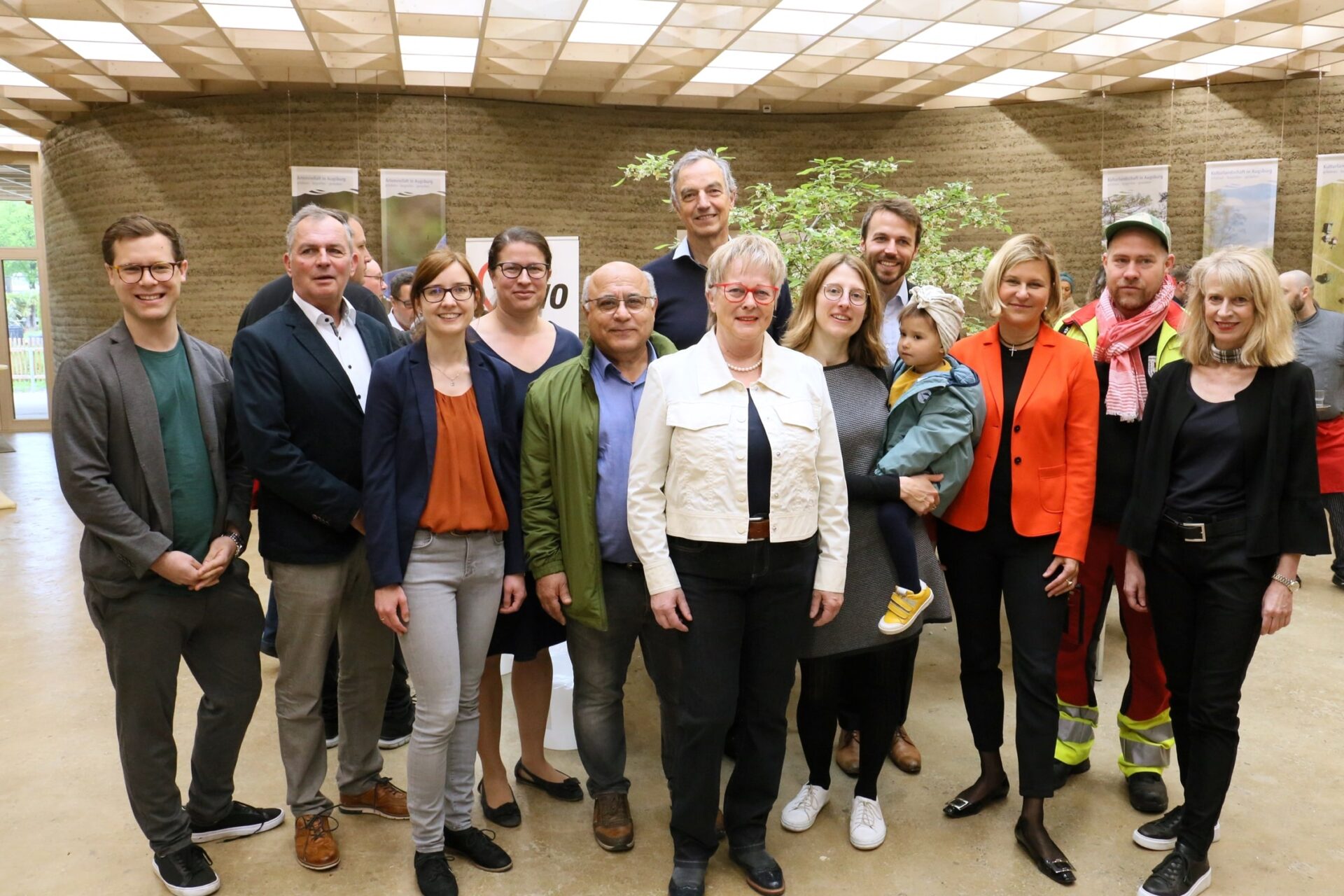 Klimaschutz muss gemeinsam ohne weiteren Aufschub angegangen werden, waren sich Veranstalter und Gäste des ersten Klimatags der AWO Schwaben im Augsburger Umweltbildungszentrum einig. Im Bild von links: Bezirks- und Stadtrat Frederik Hintermayr, AWO-Vorstandsvorsitzender Dieter Egger, Nachhaltigkeitsmanagerin der AWO Schwaben Sandra Burger, MdL Stephanie Schuhknecht, MdL Cemal Bozoğlu, Dr. Med. Martin Herrmann, Vorsitzender der Deutschen Allianz für Klimawandel und Gesundheit, AWO-Präsidentin Brigitte Protschka, Julia Maier, Klimaschutzreferentin beim AWO-Bundesverband, Moderator Paul Kuhlmann; AWO-Präsidiumsmitglied MdL Dr. Simone Strohmayr, Musiker „Mellow Mark“ sowie die stellv. Vorstandsvorsitzende der AWO Schwaben Marion Leichtle-Werner (nicht im Bild, Augsburgs Umweltreferent Rainer Erben und Stadträtin Christine Kamm)