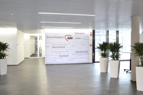 Das Foyer der neuen Bezirksgeschäftsstelle ist hell und geräumig – und verfügt zudem über eine große AWO-Fotoleinwand.