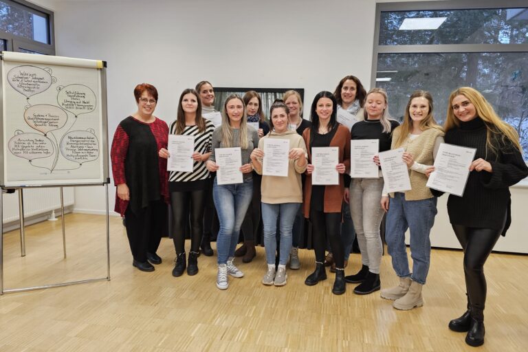 Die Expertin für Führung und Qualität in Kitas Dörte Mülheims (links) und die Absolventinnen freuen sich über den großen Erfolg des ersten Durchgangs des Qualifizierungsprogramms für neue Einrichtungsleitungen.
