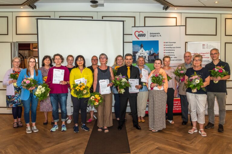 Übergabe der Zertifikate an die Helfer*innen gemeinsam mit den Dozent*innen