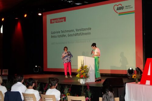 AWO-Kreisvorsitzende Gabriele Teichmann (links) und AWO-Kreisgeschäftsführerin Petra Ilzhöfer während der Begrüßung
