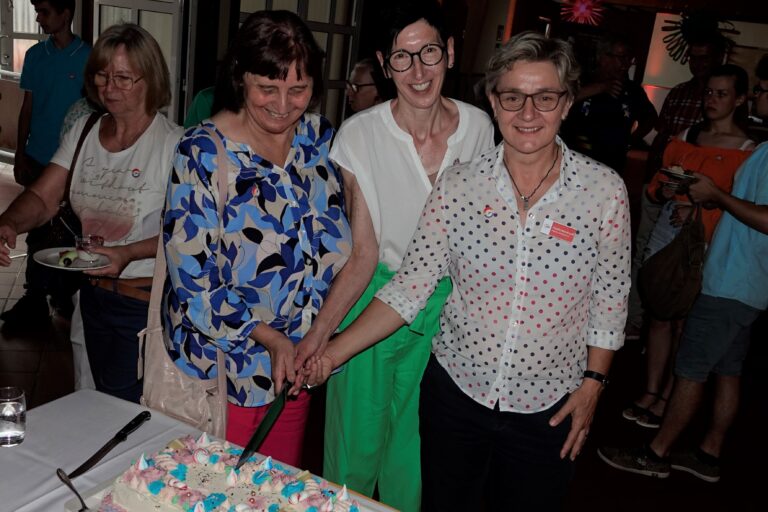 AWO-Kreisvorsitzende Gabriele Teichmann (links), AWO-Kreisgeschäftsführerin Petra Ilzhöfer (Mitte) und Claudia Mandrysch, Vorständin des AWO-Bundesverbands, schnitten gemeinsam die AWO-Vielfalt-Torte an.