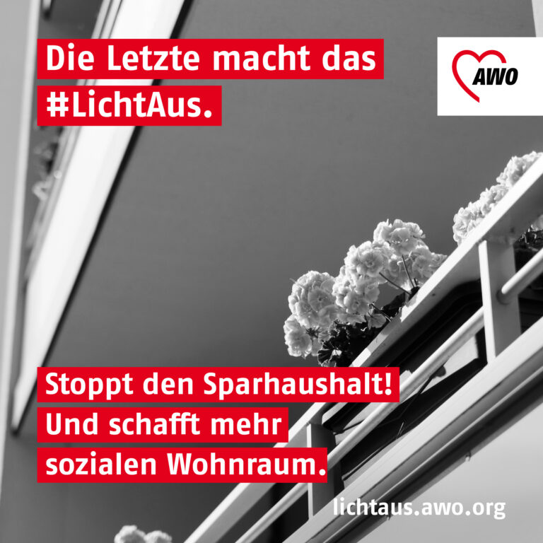Balkon eines Mietshauses mit einigen Blumen. Auf dem Bild steht unter anderem "Stoppt den Sparhaushalt!" und der Link "lichtaus.awo.org".