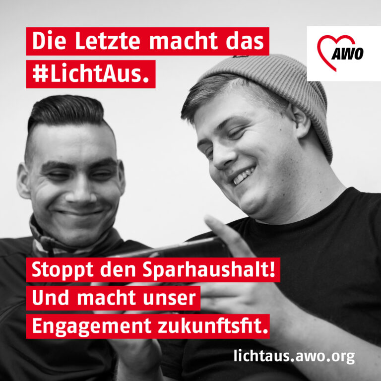 Zwei junge Männer schauen lachend auf ein Smartphone. Auf dem Bild steht unter anderem "Stoppt den Sparhaushalt!" und der Link "lichtaus.awo.org".