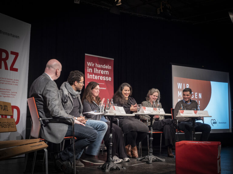 Landesverband Berlin: Podiumsdiskussion über Rassismus: AWO Geschäftsführer Eckart Kroon, Michael Mindermann, Astrid Bormann, Ikram Errahmouni-Rimi, Dr. Margaret Brugman und Fuat Kamcili (von links)
