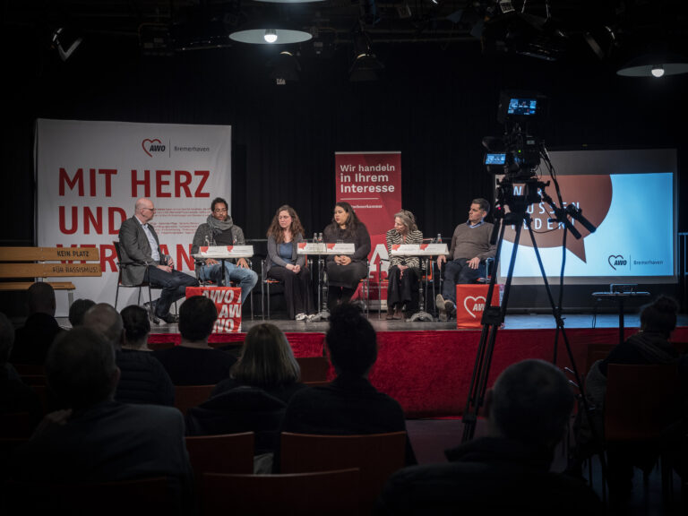 Landesverband Berlin: Podiumsdiskussion über Rassismus: AWO Geschäftsführer Eckart Kroon, Michael Mindermann, Astrid Bormann, Ikram Errahmouni-Rimi, Dr. Margaret Brugman und Fuat Kamcili (von links)