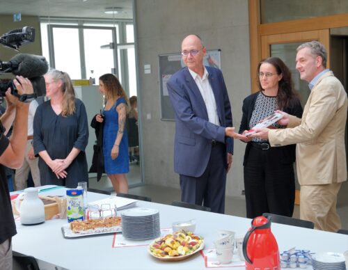 Thorsten Zöfeld, Leiter der Regionaldirektion Chemnitz der KNAPPSCHAFT, Dagmar Neukirch, Staatssekretärin im Sächsischen Staatsministerium für Soziales und Gesellschaftlichen Zusammenhalt und David Eckardt, Landesgeschäftsführer der AWO Sachsen, mit dem Abschlussbericht