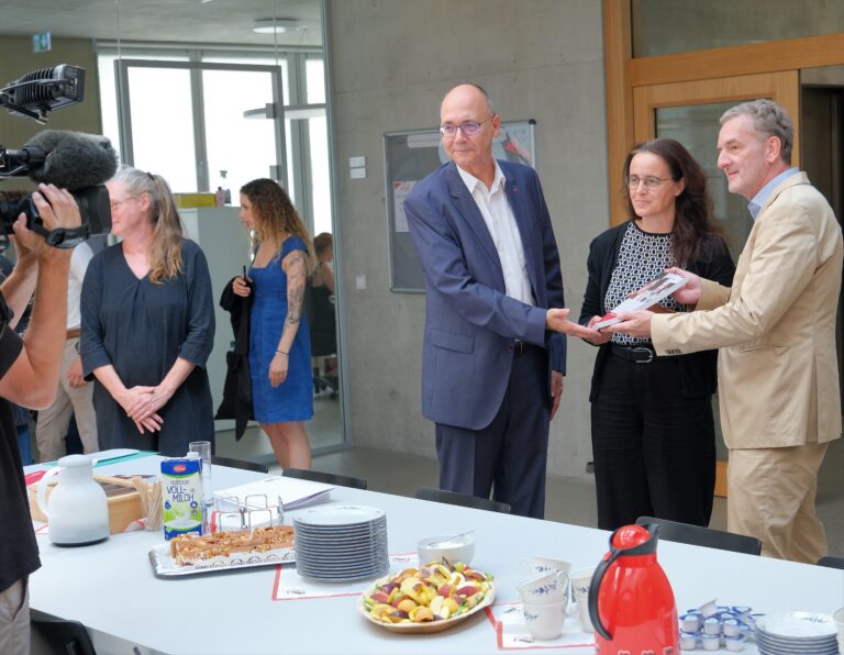 Thorsten Zöfeld, Leiter der Regionaldirektion Chemnitz der KNAPPSCHAFT, Dagmar Neukirch, Staatssekretärin im Sächsischen Staatsministerium für Soziales und Gesellschaftlichen Zusammenhalt und David Eckardt, Landesgeschäftsführer der AWO Sachsen, mit dem Abschlussbericht