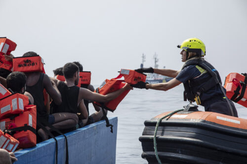 AWO International unterstützt bereits seit 2015 die Seenotrettung auf dem Mittelmeer. Durch die Kooperation mit SOS Humanity werden 2024 die dringend benötigten Rettungskapazitäten ausgebaut.