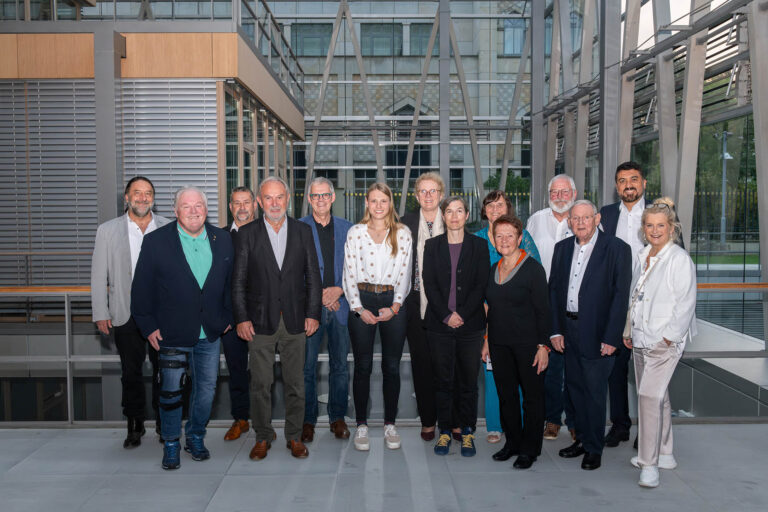 Der neu gewählte Vorstand von AWO International, hinten von links: Gunther Raugust, Jens Krauße, Jürgen Otto, Marion Warden, Gabriele Teichmann, Karl Schultheis, Serdar Yüksel, vorne von links: Robert Theobald, Wolfgang Schindele, Sophie Schmitz, Valerie Nübling, Hedi Boss, Rudi Frick, Ulli Volland-Dörmann