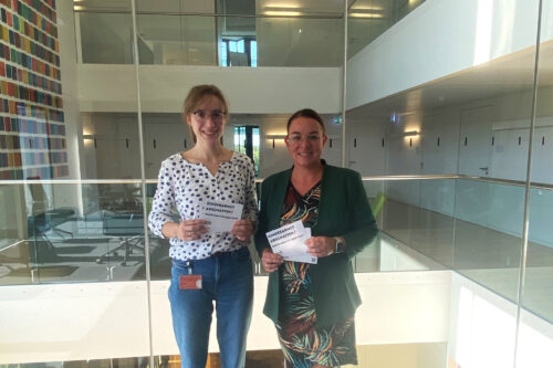 Katharina Zejewski, Vorsitzende des Bundesjugendwerks (links), und Sarah Lahrkamp, Mitglied des Deutschen Bundestags