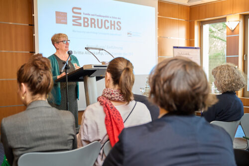 Die ZFF-Vorsitzende Britta Altenkamp begrüßt die Teilnehmenden der Fachtagung „Familie und Familienpolitik in Zeiten des Umbruchs“