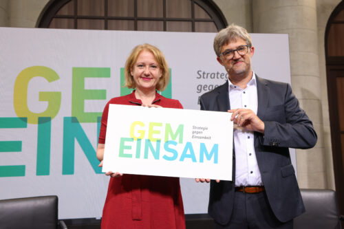Startzeichen zur Erarbeitung einer „Strategie gegen Einsamkeit“, Bundesfamilienministerin Lisa Paus und Benjamin Landes, Direktor des ISS, bei der Konferenz „Gemeinsam aus der Einsamkeit“
