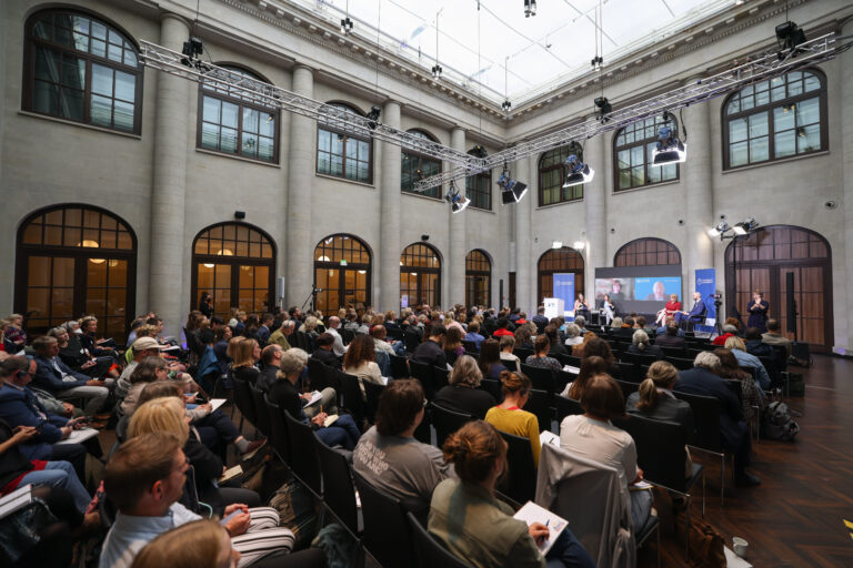 Internationales Podiumsgespräch in der historischen Kassenhalle im Humboldt Carré bei der Konferenz „Gemeinsam aus der Einsamkeit“