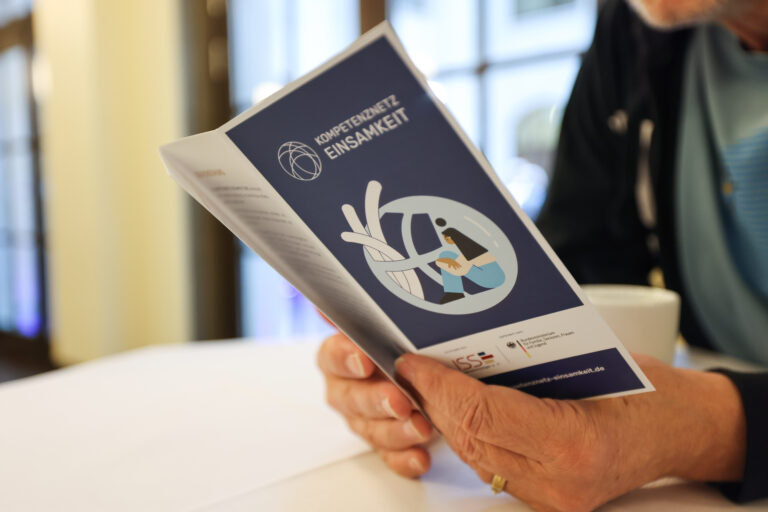 Flyer des Kompetenznetzes Einsamkeit