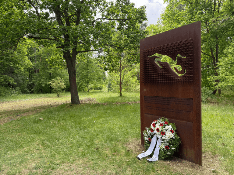 Denkmal der AWO im ehemaligen KZ Sachsenhausen mit Blumenkranz