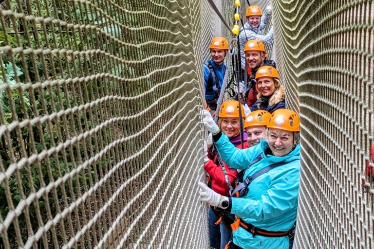 Menschen auf einer Brücke Abenteuer tragen Helme klettern